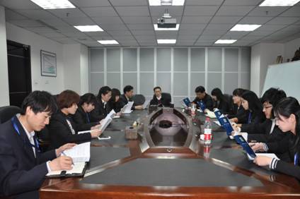 說(shuō)明: 2014年4月5日公司行政部組織員工學(xué)習(xí)《員工手冊(cè)》.jpg